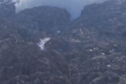 Hakkari'de dağdan düşen çığ, Zap Suyu'nun önünü kesti