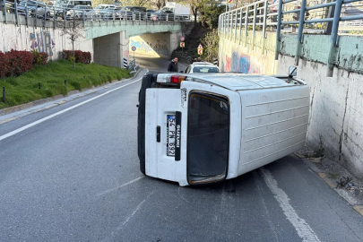Kaldırıma çarpan araç yan yattı!