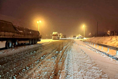 Kop Dağı Geçidi'nde buzlanma ulaşımı aksattı