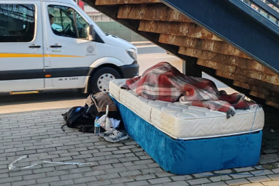 Üst geçidin altı "yuva" oldu! Bursa'da iç burkan görüntü...