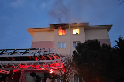 Yangında 4'üncü katta mahsur kalan kişi, merdivenli araçla kurtarıldı