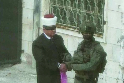 Eski bakanı gözlerini bağlayıp gözaltına aldılar