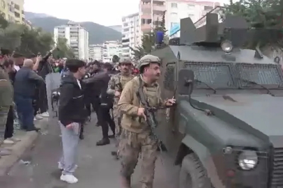 Kahramanmaraş'ta saldırganın cenazesi okuldan zırhlı polis aracıyla çıkarıldı