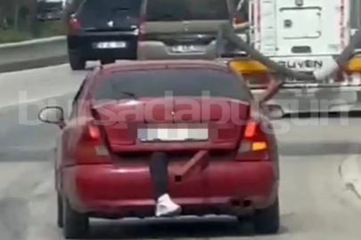 Araba bagajından sallanan insan bacağı...