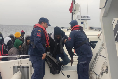 İzmir'de 26 düzensiz göçmen kurtarıldı, 19 göçmen yakalandı
