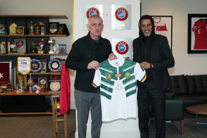 TFF'yi ziyaret eden Rigobert Song, Hacıosmanoğlu'na forma hediye etti