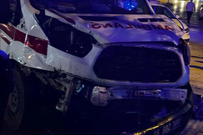 Ankara'da ambulans ile hafif ticari araç kafa kafaya çarpıştı; 4 yaralı