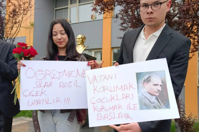 Bursa'da öğretmen ve öğrenciler çiçeklerle karşılandı