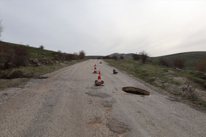 Çankırı'da köy yolunda çöküntü oluştu