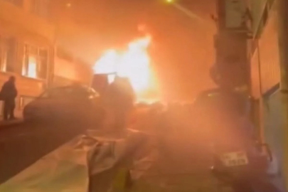 Fatih'te park halindeki hafif ticari araç alev alev yandı