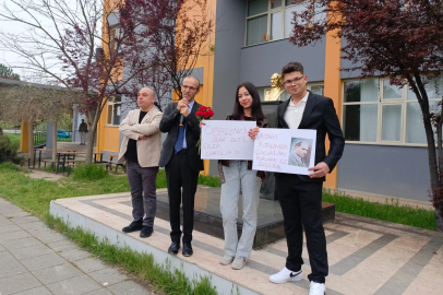 Öğretmen ve öğrenciler çiçeklerle karşılandı