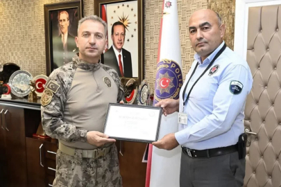 Banka güvenlik görevlisi nitelikli dolandırıcıyı engelledi: Yaşlı kadının 909 bin TL'si kurtarıldı