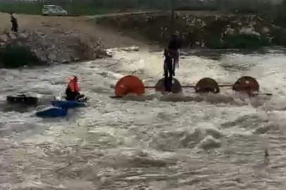 Bursa'da dereden geçmeye çalışan traktör ve üstündeki işçiler akıntıyla devrildi