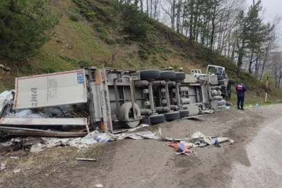 Bursa'da korkutan kaza: Su yüklü tır devrildi