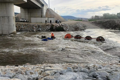 Bursa'da ölümle burun buruna! İşçiler halat ve vinçle çıkarıldı