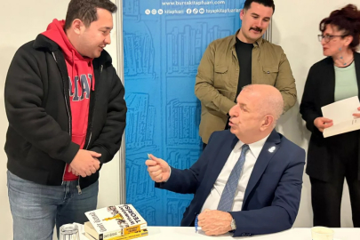 Bursa Kitap Fuarı'nda Ümit Özdağ'a yoğun ilgi! Uzun kuyruklar oluştu...