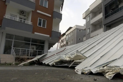 Hatay'da fırtına etkili oldu: Uçan çatı araçlara zarar verdi