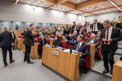 İzmir Belediye Meclisi'nde AK Partili ve CHP'li üyeler arasında gerginlik