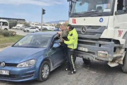 Kaza yapan aracın sürücüsünü polis camdan kurtardı
