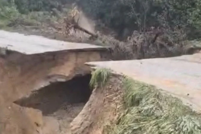 Mersin'de sağanak: Yol çöktü, seralar zarar gördü