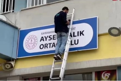 Saldırının yaşandığı okulun tabelası, yeni binaya asıldı