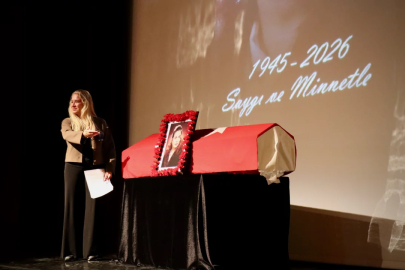 Sanatçı Feyha Çelenk için Bursa Devlet Tiyatrosu'nda tören düzenlendi