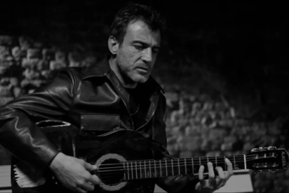 Şarkıcı Rıza Tamer, gitarıyla son yolculuğuna uğurlandı