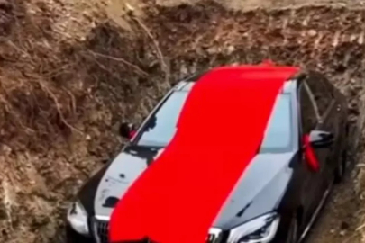 19 milyonluk lüks aracı mezara gömdüler!