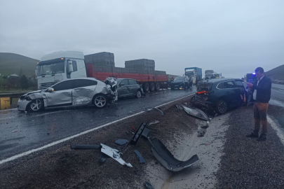 Aksaray'da Yağmur Nedeniyle Zincirleme Kaza: 7 Yaralı