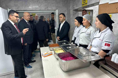 Aşçı adayı lise öğrencileri günde 10 bin kişi için yemek hazırlıyor
