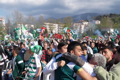 Bursaspor'un şampiyonluk coşkusu dev ekranda takip edildi...