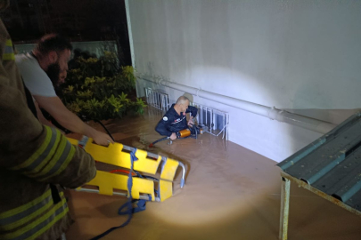 Mardin'de sağanak; ev ve işyerlerini su bastı