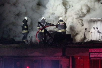Oto elektrikçi dükkanında yangın: 1'i itfaiye personeli 2 yaralı