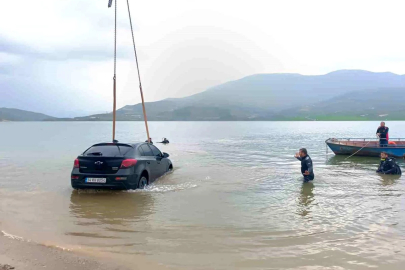 Siirt'te otomobil baraj gölüne düştü