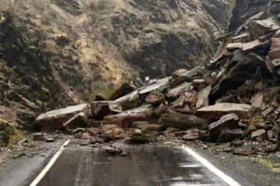 Şırnak'ta heyelan alarmı: Beytüşşebap yolu ulaşıma kapandı