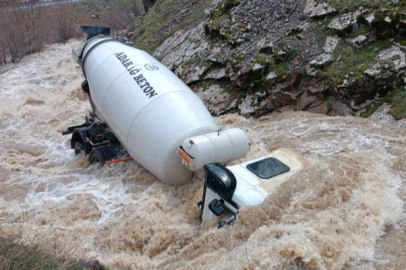 Tatvan'da beton mikseri dereye uçtu