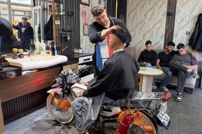 Bursa'da bir garip berber! Gençler sıraya girdi