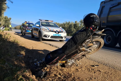 Bursa'da kontrolden çıkan motosiklet yol kenarına savruldu! Yaralı var...