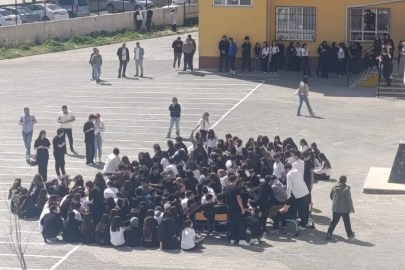Bursa'da liseli öğrencilerden dikkat çeken eylem! 'Okulda ölmek istemiyoruz'