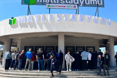 Bursaspor kombinelerine büyük ilgi, taraftar saatlerce kuyrukta bekledi