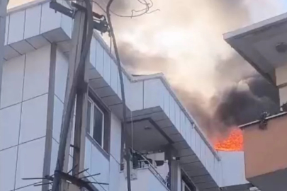 Esenyurt'ta 5 katlı binanın çatısında çıkan yangın yandaki iki apartmana sıçradı