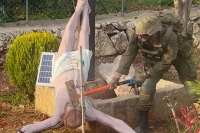 İsrail askeri İsa heykeline balta ile saldırdı!