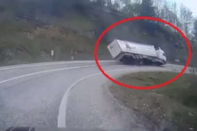 Bursa'da freni boşalan TIR'ın virajda devrildiği kaza kamerada!