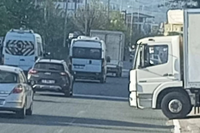 Bursa'da kazaya davetiye! Ana yolun tek şeridini kapattı