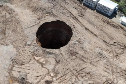 Dev obruk endişe yarattı! Metrelerce derinlikte...