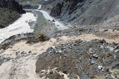 Hakkari-Van kara yolunda heyelan nedeniyle ulaşım durdu