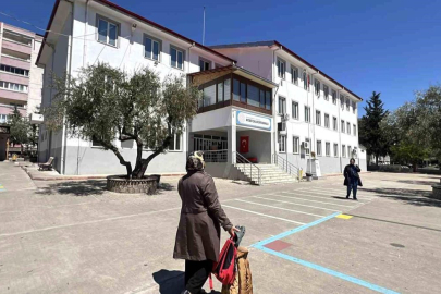 Kahramanmaraş'taki saldırının ardından veliler öğrencilerin eşyalarını okuldan almaya başladı