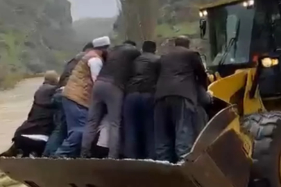 Sel izin vermeyince cenaze iş makinesiyle taşındı