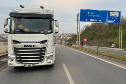 Tırın kör noktasına giren otomobil refüje çıktı