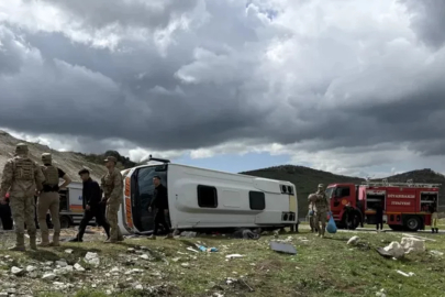 Yolcu taşıyan midibüs devrildi! Ölü ve yaralılar var...